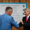 Auch am Verkehrsübungsplatz erinnert eine Tafel an den Mäzen Hans-Joachim Kania (rechts, mit Bürgermeister Paul Gruschka). <b>Foto: Markus Heinrich</b>
