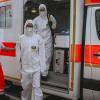 Sie sind mit dem Infektmobil unterwegs: (von links) Manuel Fischer, Rebekka Schmitt und Dr. Susanne Dörries steigen am Parkplatz vor dem Gebäude der Infektambulanz am Landsberger Klinikum aus. 