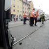 Beim Zusammenstoß zwischen einem Linienbus und einem Auto sind am Dienstag in Augsburg mehrere Menschen verletzt worden.