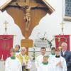 Ein Eichenkreuz hat die Schönebacher Kirchenverwaltung für Pfarrer Karl B. Thoma an der Südostseite der Kirche St. Leonhard aufgerichtet. Unser Bild zeigt unter anderem Pfarrer Karl B. Thoma, Konzelebrant Diakon Franz Gleich und Kirchenpfleger Konrad Meyr.  