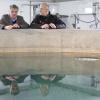 Norbert Köhler (links) und Ulrich Heindl von den Stadtwerken am Wasserbehälter an der Teufelsküche: Damit die Landsberger Trinkwasserversorgung sicher bleibt, werden die Stadtwerke jetzt nach weiteren Trinkwasserquellen suchen. 	 	