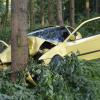 Ein 19-Jähriger ist am Sonntag bei Lauterbach mit dem Auto gegen einen Baum gefahren. Er und zwei Mitfahrerinnen erlitten dabei Verletzungen. Eine 15-Jährige musste mit dem Hubschrauber ins Klinikum nach Augsburg geflogen werden. 