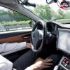 Einfach zurücklehnen und die Fahrt genießen, das könnte in zehn Jahren für viele Autofahrer Realität sein. Wissenschaftler der Hochschule Augsburg erforschen derzeit, wie beim autonomen Fahren eine größtmögliche Sicherheit erreicht werden kann. 