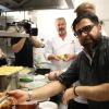 In der Küche der Trattoria „La Piscina“ an der Dasinger Freizeitanlage helfen die Kochprofis der gleichnamigen Fernsehsendung. Die Betreiber Gabriele Köchl und Alberto Amma freuen sich über die Tipps der Profiköche. 