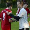 Danke für den perfekten Start: Martin Distl (rechts) feierte einen gelungenen Einstand als Trainer der SpVgg Joshofen-Bergheim. (links Fabian Egen). Das Schlusslicht SV Baar wurde deutlich mit 3:0 bezwungen.  	