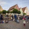 Was gab es da auf dem Altstadtflohmarkt in Nördlingen am Samstag nicht alles zu entdecken: Spielsachen, Kleider, Schuhe, Schmuck, Kunstgegenstände oder Körbe. Gerade am Vormittag war der Flohmarkt sehr gut besucht, die Besucherinnen und Besucher bummelten durch die Straßen. Unser Fotograf Josef Heckl war mit seiner Kamera unterwegs und hat einige Impressionen eingefangen.