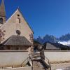 Ein Hingucker ist das Kirchlein von Sankt Magdalena mit den fantastischen Geislerspitzen im Hintergrund. Als Motiv einer Telefonkarte ging das Motiv um die Welt und bescherte dem Villnösstal einen Besucheransturm. 