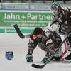 Der Einsatz stimmte, das Ergebnis nicht: Aleksander Polaczek (links, mit Torhüter Ben Meisner) warf sich in einen Schlagschuss und stoppte den Puck mit dem Knie.Am Ende aber gewann Krefeld das Spiel. 	