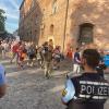 Die Stadt Ulm hat mit einer Allgemeinverfügung sogenannte Corona-Spaziergänge stark reglementiert. Die Polizei ist am Freitagabend mit zahlreichen Kräften in der Innenstadt präsent.