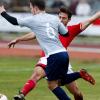 Fast hätte der FC Stätzling – hier Franz Losert (grau) – den SV Mering ausgetanzt, aber eben nur fast. Am Ende hieß es 2:2-Unentschieden. 