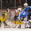 In den Weihnachtstrikots feierten die Riverkings einen 4:3-Sieg gegen Schongau. Markus Kerber (vorne) und Marcel Juhasz bereiteten das 1:0 vor, das Sven Gäbelein erzielte. 