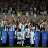 Die argentinische Nationalspieler mit Kopien der Weltmeister-Trophäe während einer Feier für die einheimischen Fans.