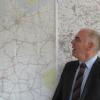 Jens Ehmke, Leiter des Staatlichen Bauamtes Krumbach, blickt auf einer Karte auf seine Heimat Nordfriesland. Sein weiterer Weg führt ihn jetzt nach Nürnberg. 