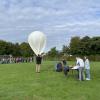 Die Schülerinnen und Schüler lassen den Wetterballon steigen, der Bei Dornstadt im Wald landete. 