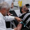 Dr. Jakob Berger setzt dem Patienten, der am Sonntag wegen eines Virusinfektes die Bereitschaftspraxis im Klinikum angesteuert hat, eine Injektion. 
