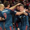 Toni Kroos (r) wird nach seinem Tor von seinen Bayern-Teamkollegen beim 2:0-Sieg beim FC Arsenal Achtelfinalhinspiel der Champions-League gefeiert.