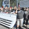 „Der Lkw-Bau in Ulm darf nicht sterben.“ Vergangenen Samstag in der Ulmer Hirschstraße: Iveco-Mitarbeiter demonstrieren in der Hirschstraße. Der weiße Kühlergrill gehört zu einem „Stralis“-Brummi, dem in Ulm gebauten Typ.  