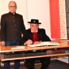 
Anlässlich seines 85. Geburtstages trug sich Ehrenbürger Ulrich Egger im Beisein von Bürgermeister Manfred Nerlinger in das goldene Buch der Gemeinde Wehringen ein.
