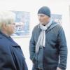 Auf dem Foto ist Andreas Mattern im Gespräch mit Besucherin Inge Rößler, einer Hobbymalerin aus Kaufbeuren. 