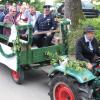 Den Umzug durften die Ehrengäste auf einem geschmückten Wagen genießen, der von einem alten Traktor gezogen wurde.