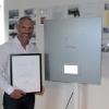 Robert Specht von der Firma Energeticum in Balzhausen freut sich über die Auszeichnung als derzeit größter Vertreiber von Sonnen-Batterien auf dem internationalen Markt. 