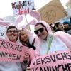 Schüler in Hasenkostümen demonstrierten am Freitag in München (Oberbayern) auf dem Odeonsplatz gegen das achtjährige Gymnasium (G8).