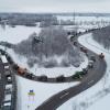 Zu Beginn der Protestwoche startet ein Traktoren -und LKW-Konvoi nach München. Etliche Landwirte und Spediteure blockieren mit ihren Fahrzeugen die beiden Kreisverkehre an der A96.