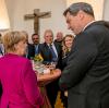 Beim Stehempfang in der Benediktinerabtei Ottobeuren kommen Angela Merkel und Markus Söder ins Gespräch.