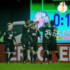 Der FC Augsburg steht nach einem glücklichen 1:0-Sieg in Kiel im Viertelfinale des DFB-Pokals.
