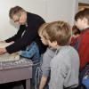 Ferienprogramm im Herkomer Museum: Andreas Pfies zeigt den Kindern wie man mit Lithosteinen druckt. Die alten Zeichnungen werden mit Aluminiumpuder weggeschliffen. 