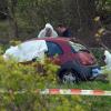 Polizei und Spurensicherung untersuchen im brandenburgischen Priort ein Auto, indem zwei Leichen entdeckt wurden.