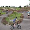 Nicht nur mit Fahrrädern, sondern auch mit Rollern lässt sich der Pumptrack befahren.