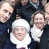 „Es ist fantastisch, dass so etwas einer einfachen Frau wie mir passiert“: Die alte Dame mit Emmanuel Macron und Angela Merkel. 