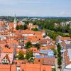 Am Rand der Kemptener Altstadt sind Fotovoltaik-Anlagen auf den Dächern zu sehen, die Häuser im historischen Kern bleiben frei. In Ulm stehen solche Diskussionen nun an.