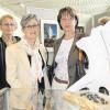 Rosemarie Krist, Gisela Geißler und Sieglinde Schaffer (von links) gehören zu den Keramik-Hobbykünstlerinnen. Die Hobbykünstler zeigen ihre Werke im Landratsamt. 