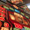 Ein Unbekannter hat in einer Gaststätte in Burgau zwei Geldspielautomaten aufgebrochen. 