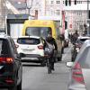 Autos und Radfahrer "kämpfen" in Augsburg an vielen Stellen um den Platz im Straßenraum.