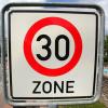 Die Verkehrsminister von Bund und Ländern machen sich einstimmig für mehr Tempo-30-Zonen in Ortschaften stark.