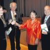 Carla Pagel erhält den Bürgerbrief von Paul Reisbacher, Prof. Anita Pfaff und Paul Metz (von links). 
