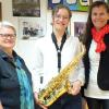 Katharina Bucher ist beste Saxofonistin ihrer Altersklasse in Bayern. Mit ihr freuen sich Jutta Haisch (links) und Christine Bucher. 
