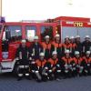 Erfolgreich bestanden: die Prüfungsgruppen der Derchinger Feuerwehr vor ihrem Einsatzfahrzeug LF10. 