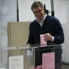 Aleksandar Vucic gibt in einem Wahllokal in Belgrad seine Stimme ab.