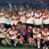 Deutschland wird 1990 in Italien im weißen Trikot mit einem Deutschlandfahnen-Streifen quer über der Brust Weltmeister. 