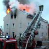 Im Dachgeschoss eines Mehrfamilienhauses in Ichenhausen brach ein Feuer aus. Zahlreiche Rettungskräfte waren im Einsatz, um den Brand zu löschen. Zwei Menschen wurden verletzt. 