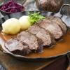 Bewährte Rezepte und Geschichten sucht das P-Seminar des Bona. Das Symbolfoto zeigt einen geschmorten Sauerbraten mit Knödeln.  	