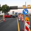 Eine neue Verkehrsführung an der Baustelle der Breitenhofkreuzung an der B10 ist offenbar irritierend. 