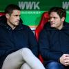 Dortmunds Sportdirektor Sebastian Kehl (l) und Dortmunds Trainer Edin Terzic sitzen vor dem Spiel auf der Trainerbank.