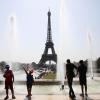 Touristen am Place du Trocadero vor dem Eiffelturm in Paris. An jenem Juli-Tag vor zwei Jahren herrschten in Teilen der französischen Metropole Temperaturen von bis zu 41 Grad Celsius. 	