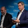 Manfred Weber (l) und Markus Söder (CSU) nehmen gemeinsam an einer Pressekonferenz in der CSU-Landesleitung teil.