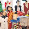 Zur Faschingszeit präsentieren sich einige Bewohner des Puppenmuseums Zaiertshofen in bunter Kostümierung. Die neue Ausstellung ist noch bis Faschingsende zu sehen. 